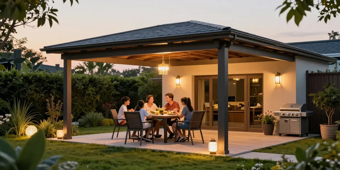 Terrassenüberdachung freistehend, Familie genießt Abendessen im Garten unter einem eleganten Terrassendach.
